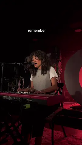 night 1 of tour with Zoe Wees!! tough picking a song to cover but this is one of my faves!! #live #livemusic #tour #cover #remember #beckyhill 