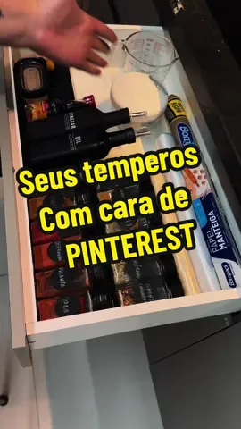 Essa gaveta ficou muito pinterest 🤪 #fyp  #foryoupage  #organize  #organizedhome  #restock  #spicedrawer  #spices  #asmr  #asmrsounds  #satisfying #portatempero  #tempero  #dicasincriveis  #cozinhaplanejada #cozinhasobmedida  #cozinhainteligente #asmr #gavetadetemperos #asmrorganizing  #homeorganization  #refill 