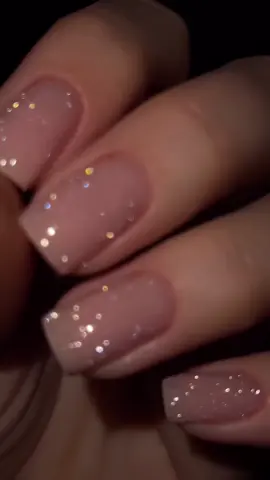 inspiração brilhante ✨ #unhasdecoradas #unhasbrilhantes #unhascurtas #unhasglitter #shinenails #brilho #unhasdasemana 
