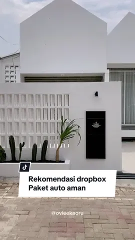 Akhirnya punya juga dropbox hits ini, jadi kemaren seliweran di fyp paket box model gini dan aku juga liat beberapa rumah bule pada pake gini juga jadi lucu bgt hehe. Etss bukan karna lucu atau estetik aja tapi aku bener2 perlu bangat dropbox ini karena sering banget paket dateng jadi abang kurir gak usah teriak2 lagi skr bisa langsung di taro di dropbox deh. Apalagi klo lagi ga dirumah paket jadi numpuk di depan rumah. Pokonya paket dropbox / kapao box ini adalah the best buy 2024 hehe, gimana2 yuk pake juga apalagi menjelang lebaran rumah ditinggal mudik jadi perlu banget deh. Btw aku ordernya di @Kapao OFFICIAL yaa mau samaan cek link pembelian di bio aku yaa… 🫶🏻 #boxpaket #tempatpaket #dropbox #packagedropbox #kapaobox #rumahminimalis #rumahaestetik #fasadrumah #homedecor #penyimpananpaket