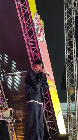 suaranya lembut bgt kek permen kapas🥺 gatau kenapa suka bgt kalo dia nyanyi sambil merem😭@Njan #rizwanfadilah #takcukupsatukata #firsttimeonstage #fypシ゚viral #fyp #jajaransfestival 