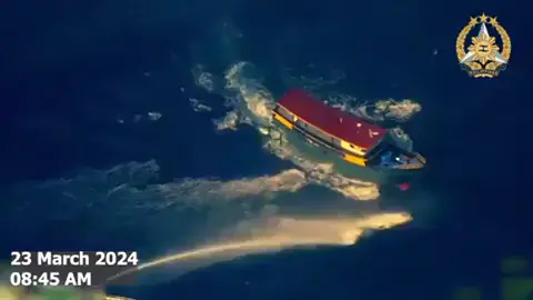 Phillipines resupply boat “Unaiza Mae 4” running the blockade as it gets assailed by a Chinese Coast Guard Vessel with its high powered water-cannon. #Phillipines🇵🇭 #PN #PhillipinesArmedForces #UnaizaMae4 #Blockade #China #ChineseCoastGuard 