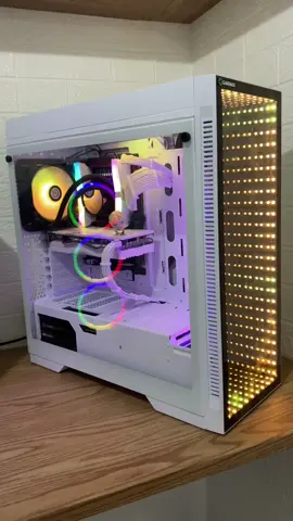 A diferença de tamanho entre um gabinete MID TOWER e um FULL TOWER😯 . . . . . #pcgamers #fulltower #gabinetegamer #aigo #darkflash #gamemax 