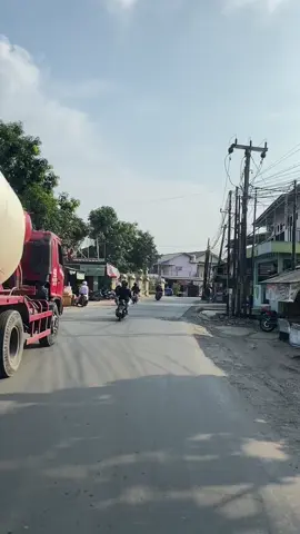 Udah gapada asingkan dengan jalan ini😁 sedikit ngeri lewat jalan ini pada ngebut ngebut 😅ohiya harus tetap hati hati dalam berkendara ya , utamakan keselamatan bukan kecepetan🙏  #cikarang #cikarangpeople #cikarangstory 
