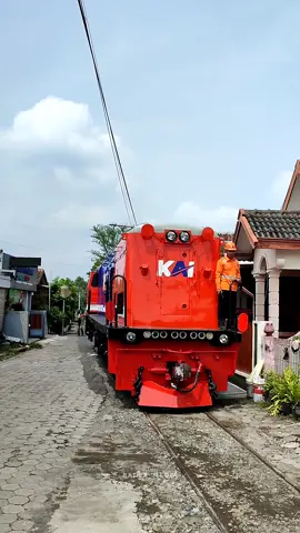 Saat Lokomotif CC2018348 livery RnB masuk kembali ke Balai Yasa Yogyakarta setelah menjalani uji beban lintas LPN-PWS PP .  .  .  #kereta #keretaapi #keretaapiindonesia #keretaapikita #ka #kai #kai121 #sepur #seruntulan #langsir #langsiran #perawatan #perbaikan #balaiyasa #yogyakarta #loko #lokomotiv #lokomotif #cc201 #RnB #rail #railway #railfans #railfansindonesia #video #fyp #fypシ #fypシ゚viral #foryourpage 