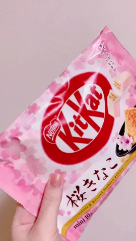 KitKat de sakura com kinako 🌸🌸 Tem cheiro da flor de cerejeira e o sabor do kinako, aquela farofinha de soja torrada. 4.5/5 #provandocomidas #kitkat #japão #brasileirosnojapão #kawaii 