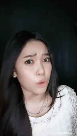 #mashaallahtabarakallah  #lovemerahit  #billubarber (2009) @annaputri223  --------------------------------- selain suka makan dan tidur , aku juga suka lagu India 🤪 _________________________ --FEMALE-- Jaana mein toh janu teri  baatein mithe mithe -Aku tahu Kata-kata manismu Par karu kaise karu mein barosa -Tapi bagaimana aku bisa mempercayaimu Badi muskil hai yeh darta yeh dil hai -Ini sangat sulit  dan hatiku takut  Ho na jaye kahin koi dhoka -Mungkin aku tidak bisa di tipu --MALE-- Hai Dhoka Untuk Khale -Tertipu sekali Kabhi toh aazmaale -Tapi setidaknya mencoba  Jo mene tha kehna -Apapun yang saya katakan  Keh diya bas Thats it! -Aku sudah mengatakan,  itu saja  Hai love mera hit hit soniye -Cintaku untukmu sangat besar, Sayang  Toh phir kaise khit pit soniye -Jadi, mengapa ada argumen, Sayang Tu baby badi fit fit soniye -Oh sayang kau sangat cocok bagiku, Sayang  Na kar aise khit pit khit pit -Jangan bertarung sedemikian rupa denganku sayang Dekha tujhe dekha mene,  hua mein toh crazy -Saat aku melihatmu,aku menjadi gila Tauba mere tauba mere, meri kudi hai tu sexy -Oooh gadisku kau benar benar sexy Aaja meri bahon mein tu aaja baby love me -Datanglah ke dalam pelukanku, datanglah sayang cintai aku Aaa aa aa aaa aaa Aaa aa aa aaa aaa ________________ #puspaclarissa  #lipsinging  #bollywoodsong_  #hbf_room  #draftposting 