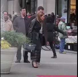 Pay-lo spitting chewing gum into her assistant’s hand in the middle of NYC. 💕☺️ #jlo #jenniferlopez #rude #assistant