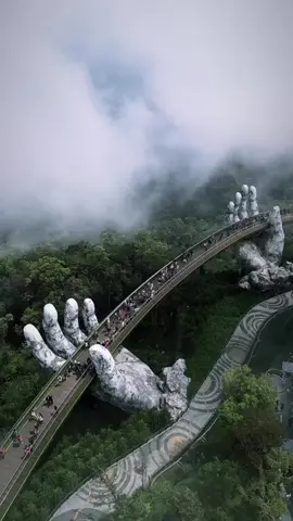 The golden hand bridge Da nang #travelvietnam #vietnamtravel #goldenhandbridge #danangvietnam #sunworlddanang #vietnamtravelguide #travelinspo #southeastasia #travelseasia #thingstododanang #danangrecommendations #budgettravel #fyp #viral #traveltrend #مغربية🇲🇦 