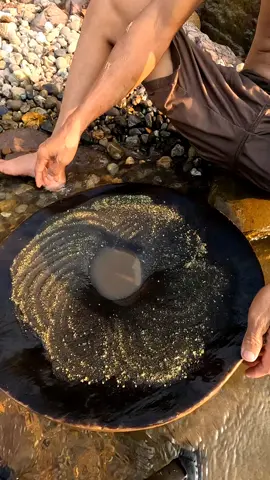 Extraordinary,!!! I found a lot of gold in the big river, I hope everyone is happy #fypシ゚viral🖤tiktok #underwatergoldmining #fypシ゚viral #fypシ #fypシ #traditionalgoldpanning #goldhunting #goldtreasure 