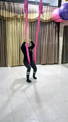 Hambatan tdk hrs menghentikanmu. Jika kamu menabrak tembok, jng berbalik n menyerah. Cari tahu cara memanjat, melewatinya, atau mengatasinya. Thank utk ide flow aerial @Lt2.AerialYoga_School ❤️#myaerialpractice  #aerialyoga Sidoarjo 