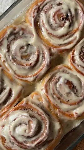 cinnamon rolls 🍂🤍🌞 no recuerdo desde hace cuantos años tengo esta receta, nunca falla y es de mis postres estrellas jajaja 🫶🏽 ingredientes para la masa👇🏽 ✨1 sobre de levadura de panadería  ✨250ml de leche entera tibia  ✨150gr de azúcar  ✨100gr de mantequilla derretida ✨1 cdita de sal ✨2 huevos pequeños a temperatura ambiente  ✨650gr de harina de fuerza  ingredientes para el relleno 👇🏽 ✨100gr de mantequilla a temperatura ambiente  ✨200gr de azúcar moreno ✨6gr de canela  mezclamos el sobre de levadura con 70ml de leche y 1 cda de azúcar, dejamos reposar unos 10 min (aunque no es necesario activar la levadura instantánea) en un bowl añadimos esta mezcla con el resto de leche, azúcar, huevos, sal y mantequilla, batimos.  por último añadimos la harina y amasamos, formamos una bola y la dejamos reposar en un bowl 2 horas aproximadamente, tapada con una toalla o papel film.  pasado este tiempo y la masa haya duplicado su tamaño, la estiramos con un rodillo y formamos un rectángulo. añadimos el relleno, enrollamos y cortamos, los llevamos a un recipiente apto para horno y dejamos reposar otra hora más (tapados igualmente con una toalla o papel film) ahora si, horneamos unos 15 min a 180º con el horno ya pre calentado a 200º ingredientes para el frosting 👇🏽 ✨100gr de queso crema  ✨100gr de azúcar glas  ✨1 cdita de esencia de vainilla  • #cinnamonrolls #Receta #postre #reposteria #recetasdulces #parati #fyp 