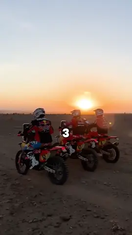 Quem ganha???? #redbull #tedáaaasas #motocross #dakar #moto 