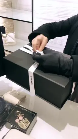 I visited luxury department store Harrods with my friends and bought a CHANEL purse # Harrods shop # Holidays Shopping# Londonlife