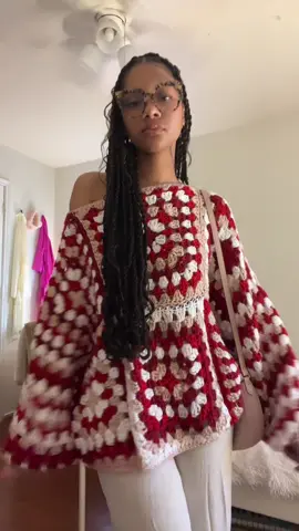 ❤️🩷🤍 #crochet #crochetersoftiktok #crochettiktok #crochetsweater #viral #fyp #crochetpullover #grannysquare 