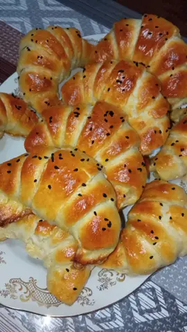 كرواصون مالحين 🥐🥐 حشيتهم بالجاج و الفرماج ☺️☺️ خرجو روعة 😍 #مملحات #🇩🇿🇩🇿 #miri857 #السطايفية #رمضان #وصفات_سهله 