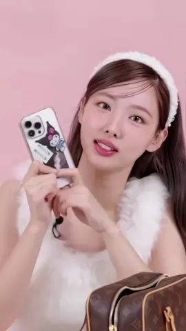 𖦹 ׂ 𓈒🐇 𝙣𝙖𝙮𝙚𝙤𝙣 𝙛𝙖𝙣𝙘𝙖𝙢 - si usas comenta y copia link <3 - nayeon twice talking interview bag pink - acepto pedidos! 𖦹.✧˚ 💌𖦹 ₊˚ 🔔 tags¡! #pinkfancam #viral #zyxcba #twice #freevc #nayeon #freefancam #hopedoricams #fyp #roblox #thehunt #helpfps #04 #lookatme #edit #kuromi 