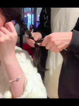 Anh ngiu của cậu đã biết tết tóc cho cậu chưa😆 #couple #cơmchó🐶 #douyin #小红书 #xuhuongtiktok #viralvideo #fypシ 