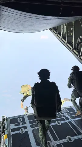 Thai jumpers, U.S. C-130 🫡 #military #AirForce #C130 #fyp 