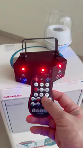 Cách sử dụng điều khiển đèn laser 9 mắt #denchoptheonhac #denbayphong #dendecorphong #densankhau #denkaraoke #denlaser #dencambiennhac 