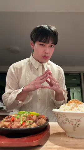 Sisig 🐖🍋 I wonder when I’ll be able to go to the Philippines again bc it’s a movie over there. Someone ship me a box of Mang Inasal’s chicken and Halo Halo please 😥😩