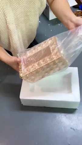 Kotak Tisu Mewah Kristal. #kotaktisu #kotaktisueunik #kotaktisumultifungsi #kotaktisuviral #kotaktisukristal #boxtisu #wadahtisu #wadahtisumurah #fypシ゚viral #tiktokshopindonesia 