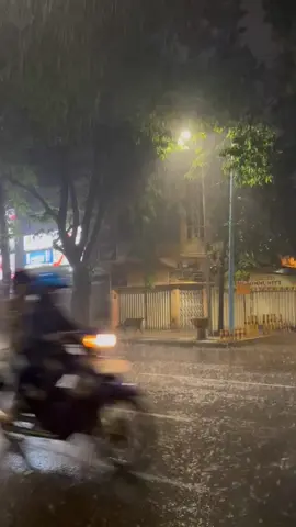 hujan itu teduh, rintiknya membawa ketenangan, hawa dingin yg datang bersamaan membuat nyaman setiap jiwa yg merasakannya, dibanding berada dibawah rintiknya yg dingin, aku lebih memilih memandangnya dari tempat yg teduh sambil menikmati semua kenyamanan @/•.•\ yg disuguhkan. #palembang #palembangtiktok   #jalansudirman #perayaanmatirasa #hujan 