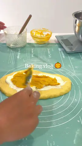 Hôm nay mình làm bánh mì bí đỏ creamcheese 🎃  #patisserie #bake #homebaker #baking #bakingfromscratch #sourdough #breadtok 