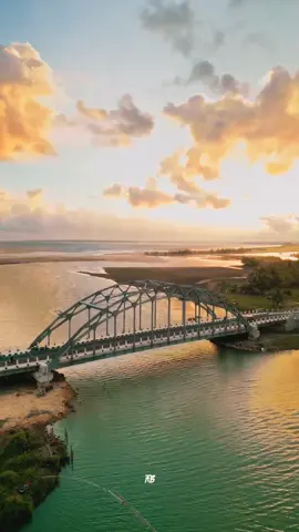 Pangandaran emang seromantis ini kalo sore 😍 #pangandaranbeautiful #pangandaran #jembatanwiradinata  Video by @abretshoot