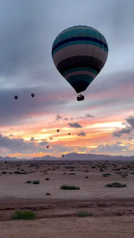 Desert sunset hour 🧡🐪🕌🌙 #marrakesh #marroco #travel #traveltiktok #videofth #fyp #africa #marrocaine #bachelorette #sunset #hotairballoon #hotairballoonmarrakech 