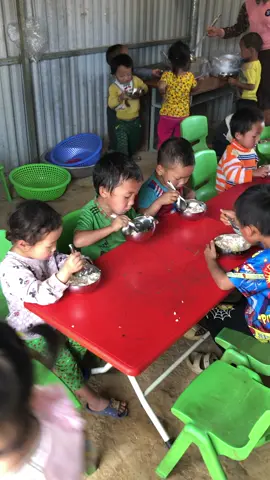 Trải nghiệm 1 ngày đi nấu cơm và chia phần ăn cho các con tại điểm trường mầm non ( LỦNG VÁI). thật vui và í nghĩa#treêmvungcaohagiang 