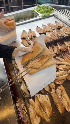 İstanbul'un En Kalabalık Balık Ekmek Teknesi #istanbul #balıkekmek #lezzet #eminönü #yemekturkiyecom