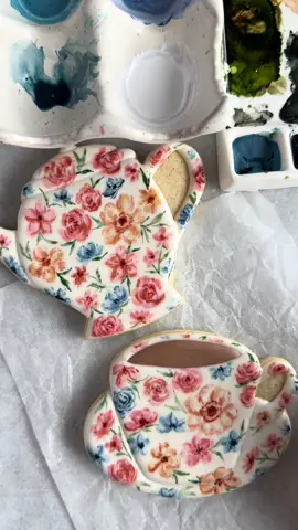 Trust the process [painting edible watercolor on cookies] 🤍 #baketok #bakingtiktok #cookiedecorating #royalicingcookies #sugarcookies #decoratedcookies #cookiedecoratingvideos #watercolorpainting 