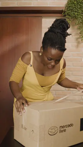 Me contem nos comentários: qual caixa do @mercadolivre chegou aí na sua casa e representou a realização de um sonho, hein? Muita gente não sabe, mas eu estou desde 2015 produzindo conteúdo pra internet e, nesses anos, vários equipamentos que tenho hoje chegaram aqui em casa através de uma caixa do @mercadolivre! Cada equipamento foi tão sonhado, que eu lembro da emoção deles chegarem! Quem vai construindo as coisas aos poucos e precisa economizar sabe o quanto o Mercado Livre é essencial! Então, parabéns pelos seus 25 anos, Mercado Livre! Mercado Livre, 25 anos completando estes sonhos juntos!