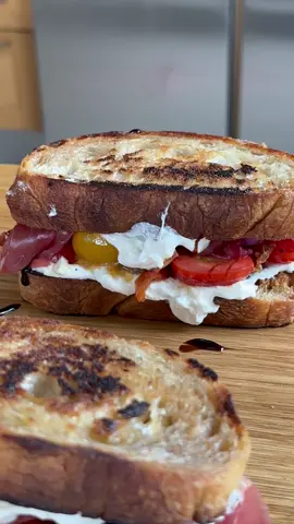 Tänk er denna på picknicken när solen tittar fram 🥹 ännu en drömmacka!! #macka #bresaola #tryffel #burrata 