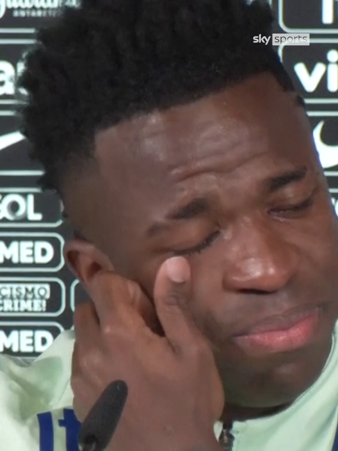 Vinicius Jr tried to hold back the tears during today's Brazil press conference after being asked about the racism he has faced whilst playing for Real Madrid. #viniciusjunior #footballnews #football #realmadrid