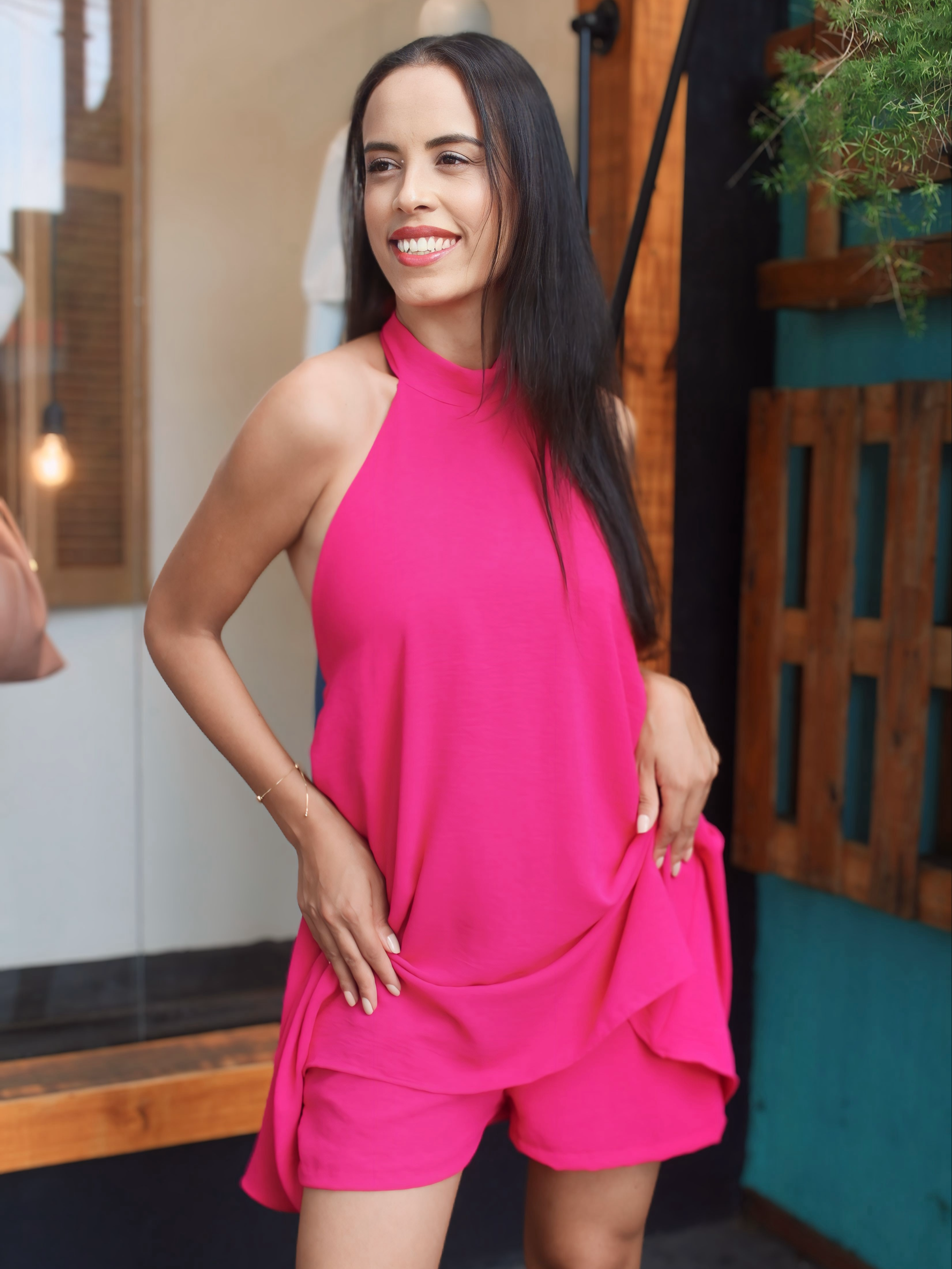 💕 Arrase com nosso vestido rosa! Com short interno para maior conforto, este modelo soltinho é perfeito para qualquer ocasião. Sua elegante costas nua adiciona um toque de ousadia ao look. Feito de poliéster que não amassa, é ideal para quem busca praticidade sem abrir mão do estilo. Garanta o seu no nosso site! ✨ #ModaFeminina #VestidoRosa #CostasNua #PoliésterQueNãoAmassa #Conforto #Estilo #CompreOnline