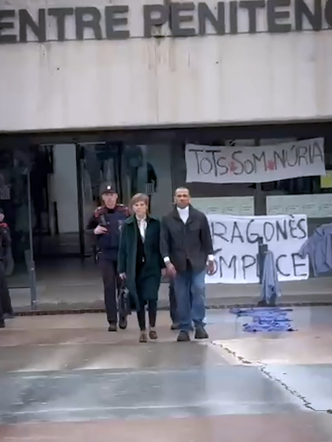 El momento en el que #DaniAlves abandona la #prisión, luego de abonar una fianza de 1 millón de euros. #TikTokDeportes