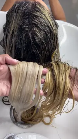 É de matizador da Magic Color que seu loiro precisa ? 💜 Só eles vão desamarelar seu loiro na primeira aplicação de forma uniforme e instantânea. Além de cuidar da fibra capilar, deixando seu cabelo tratado, saudável e super macio! 🥰🥰 Agora vocês encontram esse e vários outros matizadores @magiccoloroficial em nossa loja !! 😍 #magiccolor #matizador #matizadores #matizadormagiccolor #matizador3d
