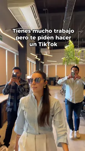 ¡El team siempre listo para grabar! 🤳 #fyp #marketingdigital #redessociales #agenciademarketing #contenido #fypシ゚viral #trabajo #team #merida #marketing #humor #oficina #oficinatiktok 