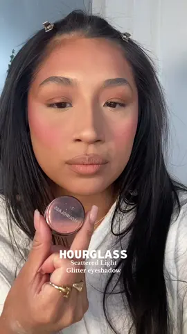 This hourglass gilter eyeshadow is gorgoues! @Hourglass Cosmetics  #giltereyeshadow #hourglass #scatteredlight #makeup #glittereyemakeup #eyemakeup #bronzeeyeshadow 