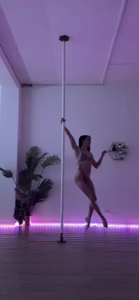 Fairy spin coccolosi.  #poledancersoftikok #aria #poledanceitaly #poledanceaosta #twistyourmind #spinthefeelings  
