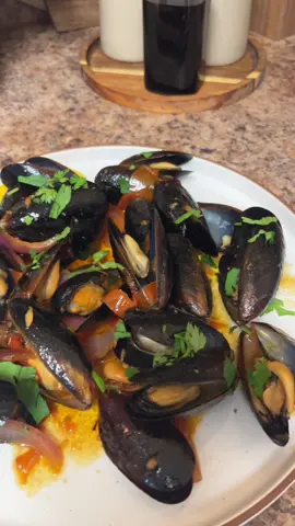 I love seafood and I was craving mussels, so this is my dinner before the dinner 😉  #mussels #seafood #cookingathometiktoktv #seafoodlover #musselsrecipe #fyp #foryou #cooking #cookwithme #momlife #roadto5k 