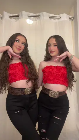 Las de rojo❤️🌹💋 Who misses our western outfits!???🤗 #Capcut #foryou #fyp #viral #besties #hinojosatwins #baile #amiguis #baileschingones🇲🇽♥️💯 #parati #twins #gemelas #tiktok 