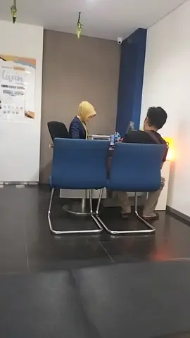 lagi ugal2 kameramen nya😂😂🙏🏾🙏🏾 lagi di bank mandiri perpanjangan kartu atm