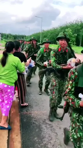 Chú bộ đội hành quân qua làng,được bà con nhân dân tặng quà. #chubodoi #bodoihanhquan ##quandoi #bodoi #bodoicuho #bodoi #bodoivietnam #vietnam #linhvietnam #boquocphong #linh #tingnguyenreview #xuhuong #fyp 