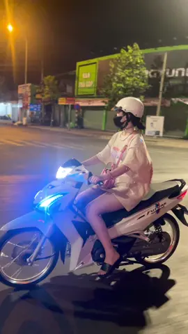 đèn xe sáng hơn cái mặt tui nữa🥲#xuhuongtiktok#future#viral  