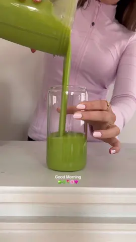 Green smoothie kind of morning🍏🩷 Ingredients: spinach, mango, oat milk, agave sirup, cashew butter🌿🩷 #goodmorning #morningroutine #greensmoothie #greensmoothierecipe #arianagrande #dailyvlog #cleangirl #studytok 