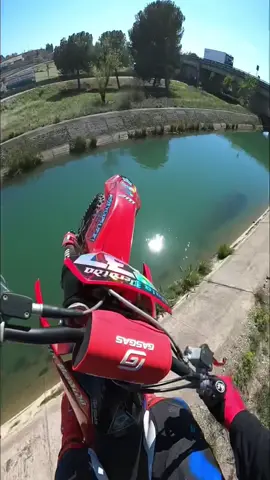 Doble salto del canal ida y vuelta🏴‍☠️ #balaperdida #fyp #loco #moto #salto #canal
