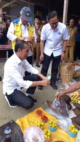 Presiden Jokowi Saat Belanja di Pasar Salakan, Banggai Kepulauan #luwukbanggai #luwuk #salakan #bangkepsulteng #presidenjokowidibanggaikepulauan #presidenjokowidibangkep #kabarbenggawi #presidenjokowi #bangkepsulteng #luwuk #banggailautkece👍 #banggailaut #banggailautmola #banggailaut 